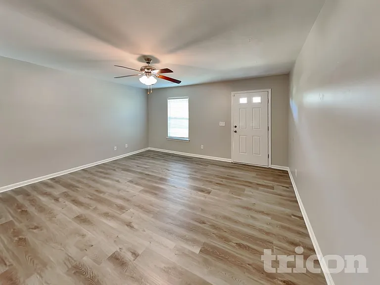 241 Saskatoon Dr — Photo 3