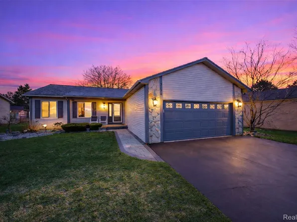 3174 Pirrin Dr, Waterford, MI 48329