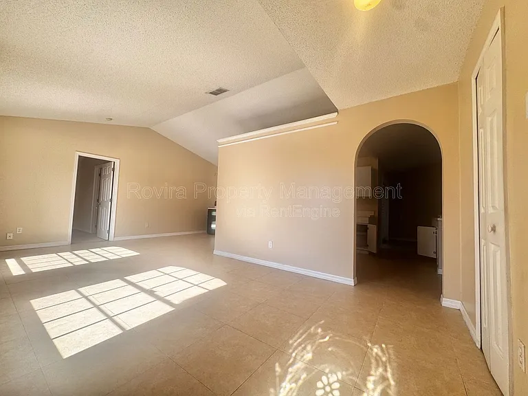 116 Barrington Dr — Photo 2