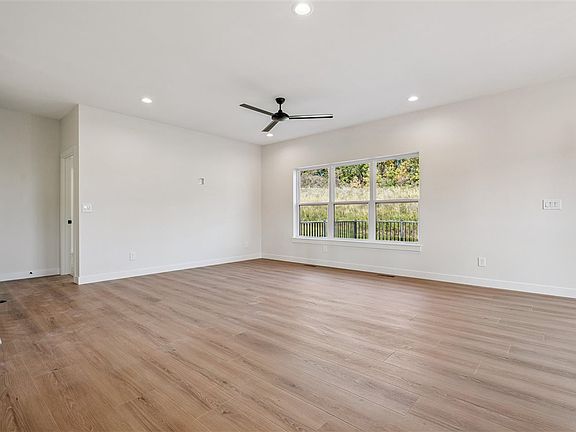 5th image of 4634 Preston Ln