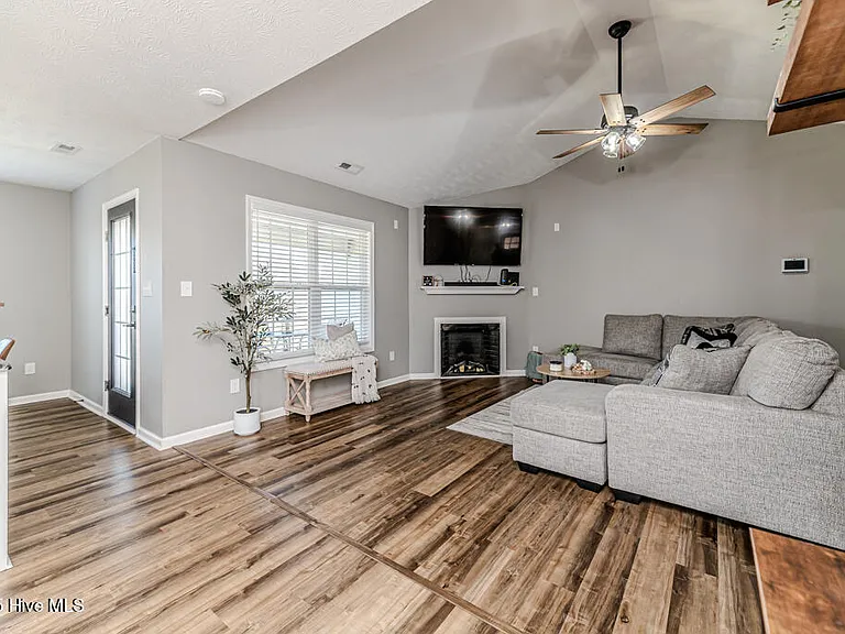 224 Roanoke Dr — Photo 20