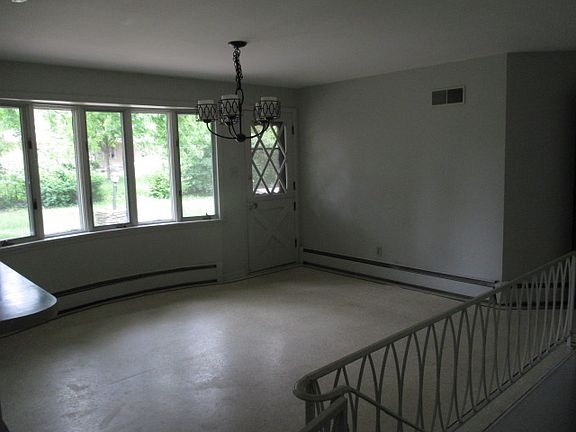 4th image of 606 N Lavinia Ln