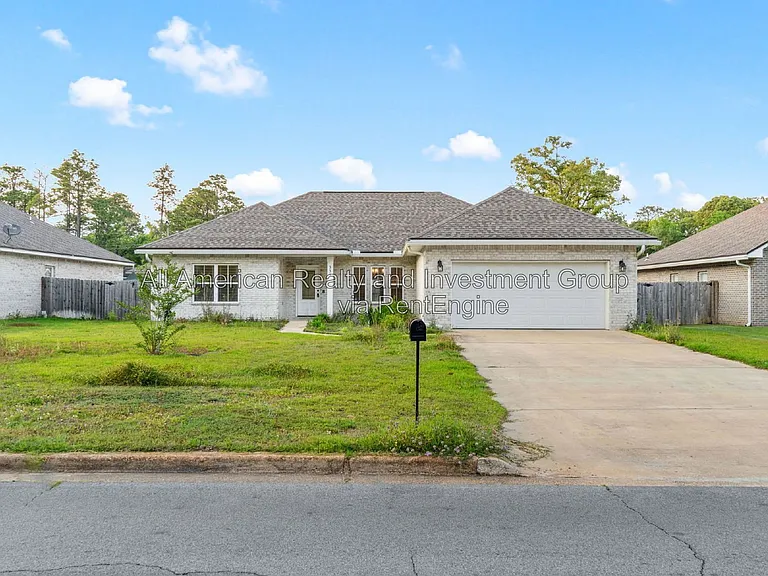 331 Adams Dr — Photo 1