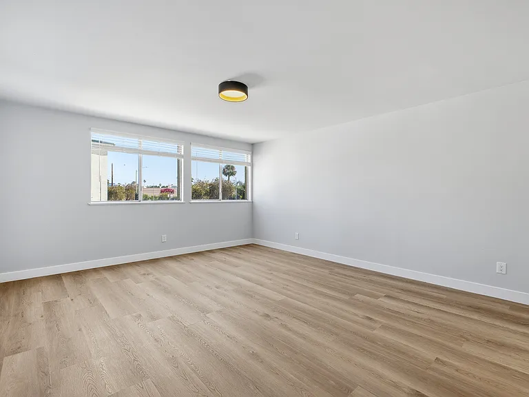 1433 S Hoover St #5 — Photo 6