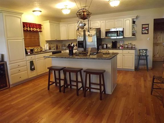 5th image of 280 Charmaine Dr E