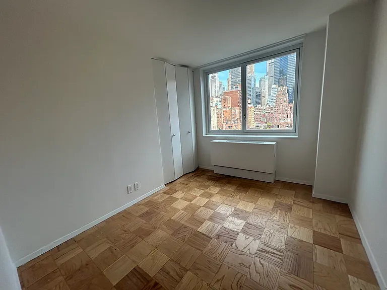 115 E 34th St #403 — Photo 4