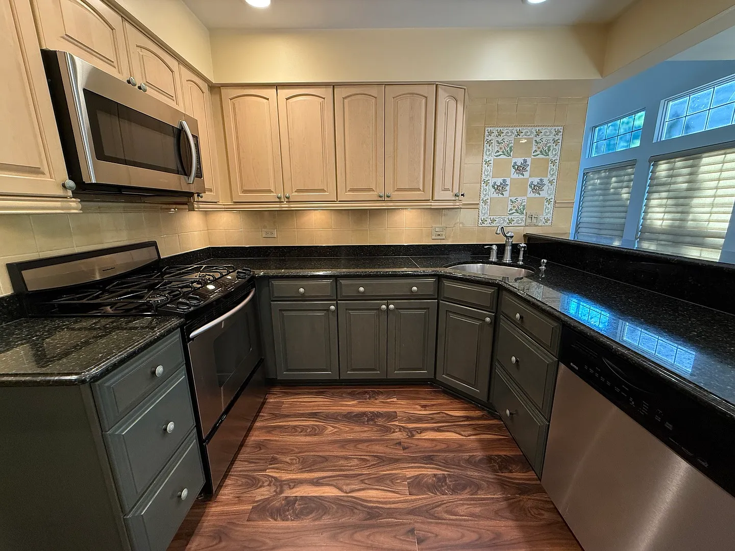 2 bed, 2.5 bath, 1488 sqft, $3,000 — Photo 4
