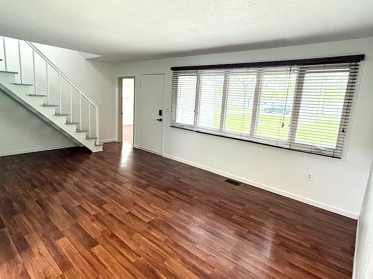 1004 Elm St — Photo 2
