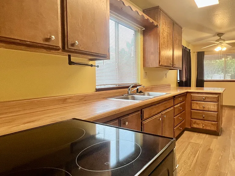 915 Clover Dr — Photo 5