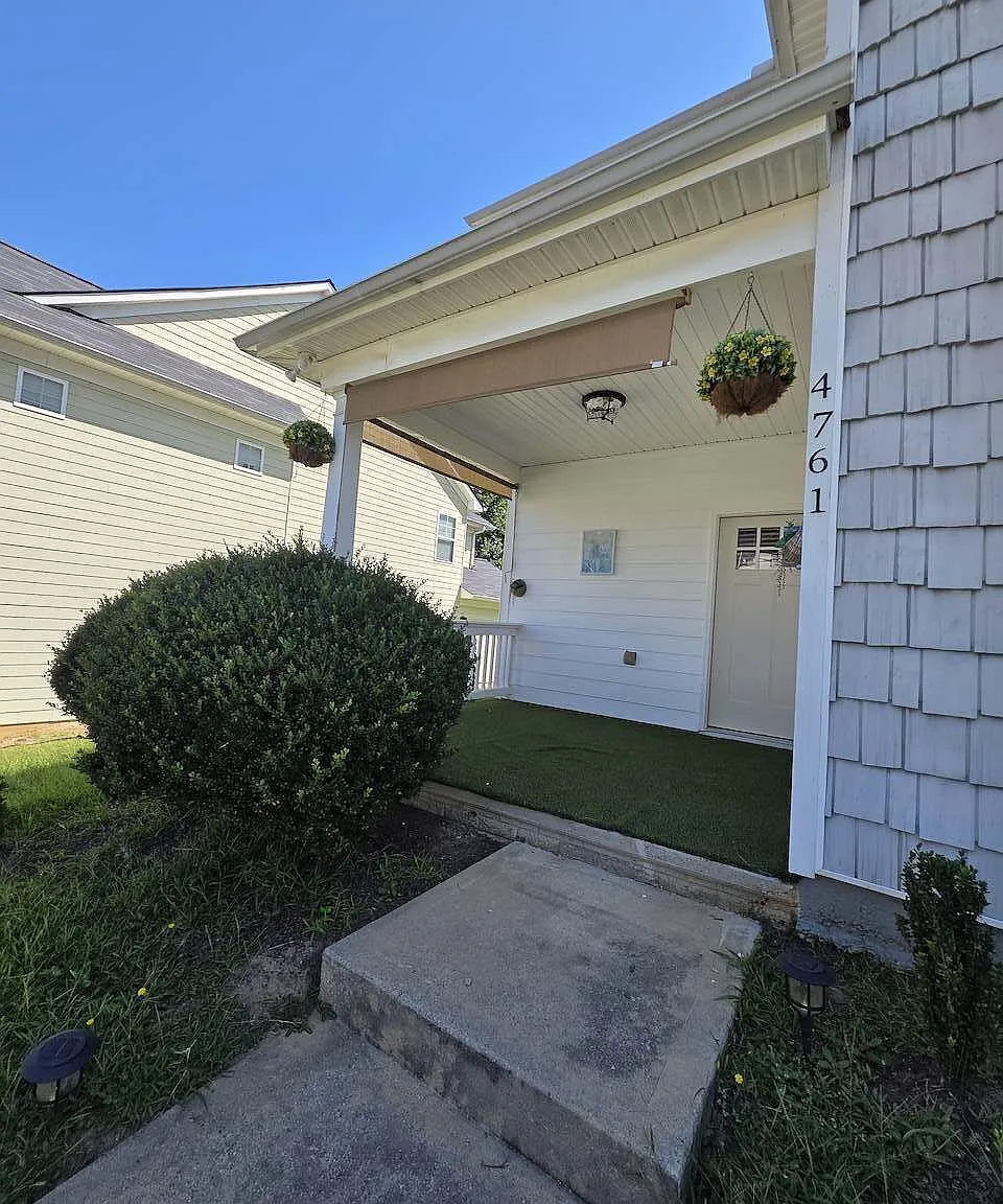 3 bed, 2.5 bath, 1670 sqft, $2,200 — Photo 2