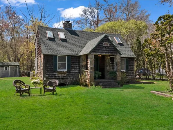 1 Mohawk Trl, Narragansett, RI 02882