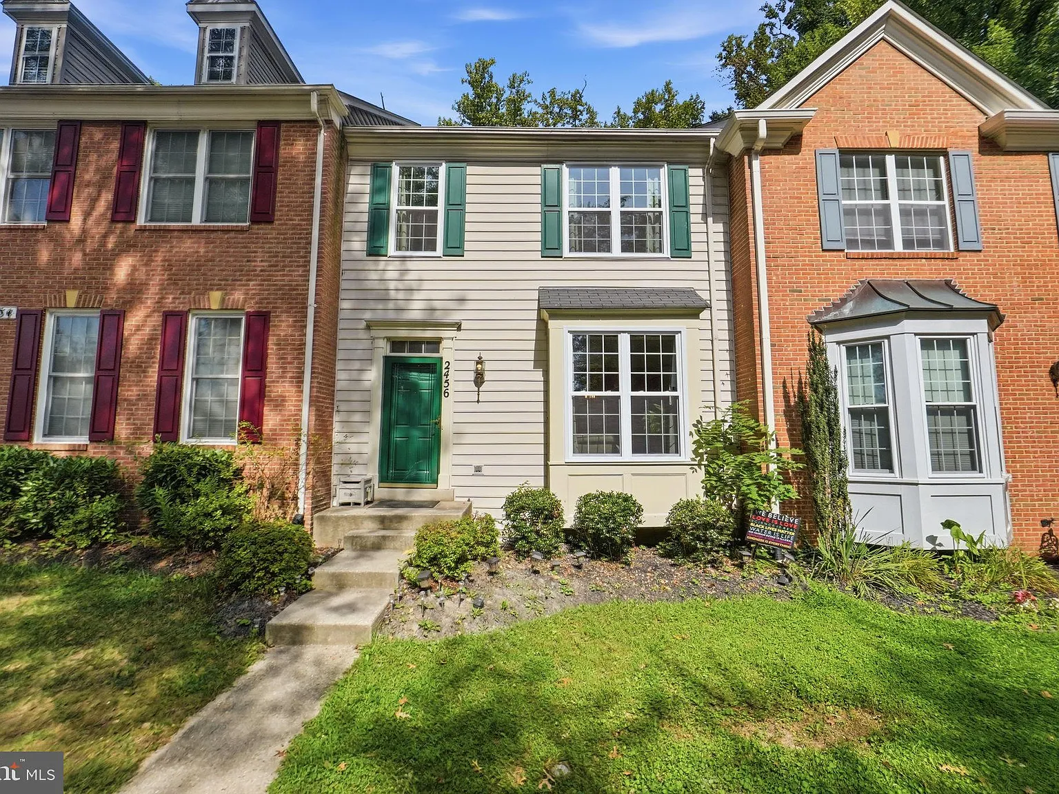 3 bed, 3.5 bath, 2390 sqft, $3,700 — Photo 2