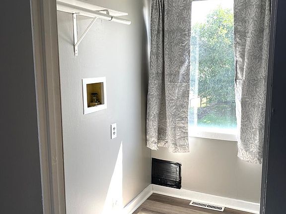 4th image of 110 1/2 Lee St APT B