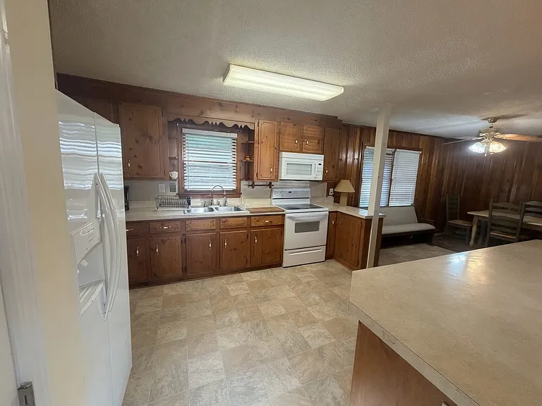 1316 Roberts St — Photo 5