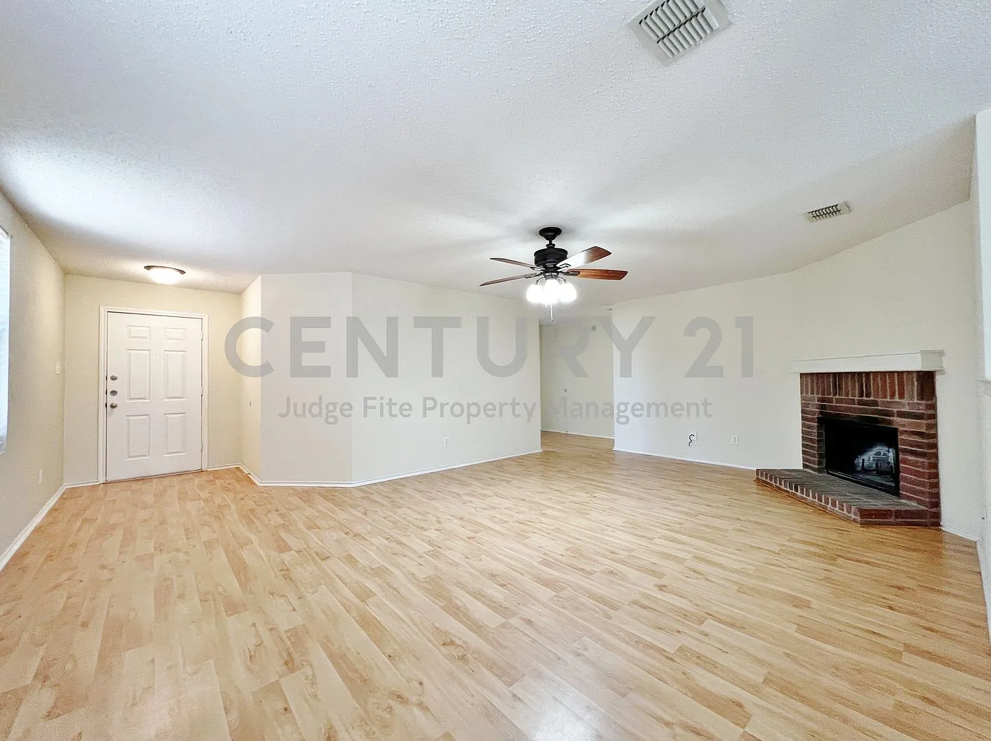 Traditional 3/2/2 in Harriet Creek Ranch For Rent! — Photo 3