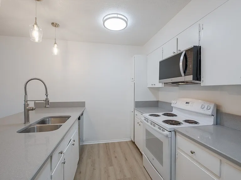 404 E Park Ave #12 — Photo 7