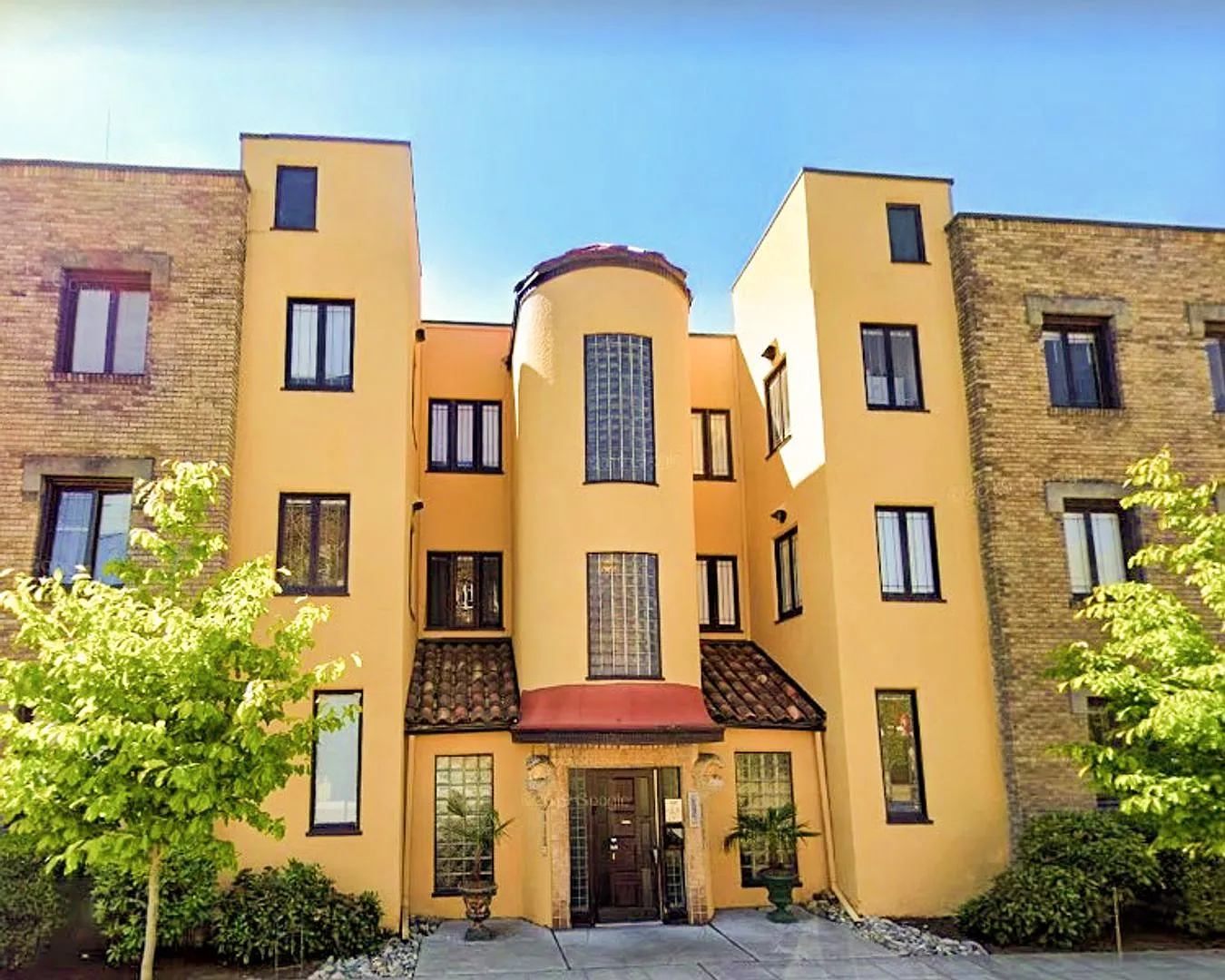 Serpentine Apartments — Photo 1