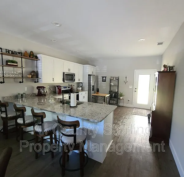 161 SW Yulan St #100 — Photo 6