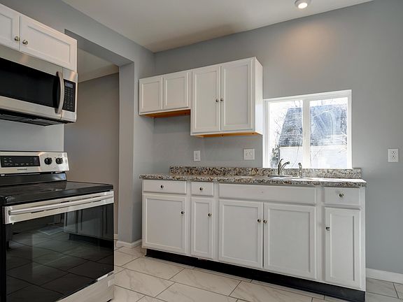 5th image of 208 Clarendon Ave