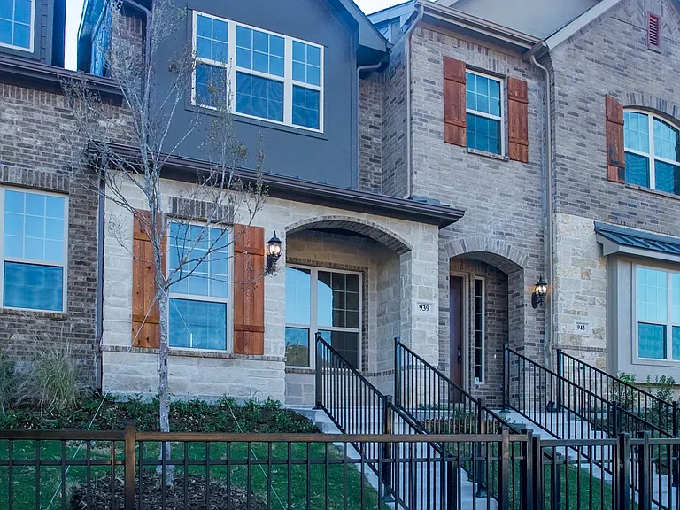 939 Whitehall Dr — Photo 1