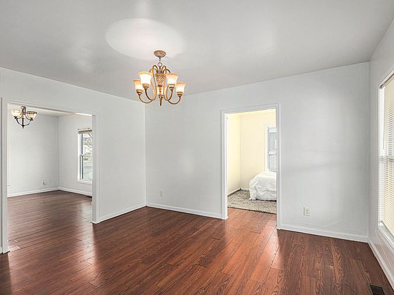 4th image of 718 Center St