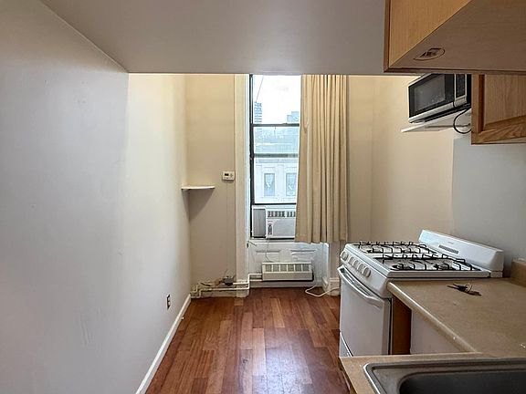 3rd image of 71 W 71st St #2E