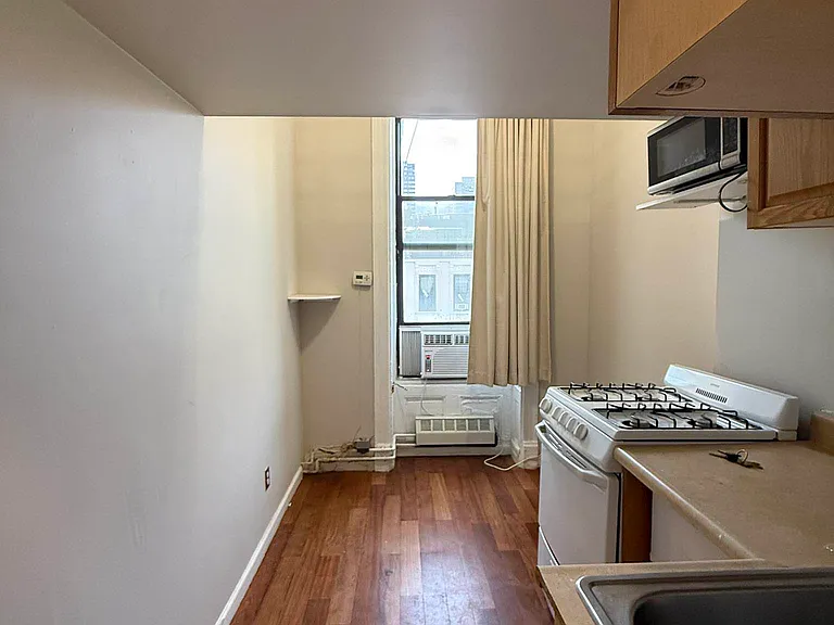 71 W 71st St #2E — Photo 3