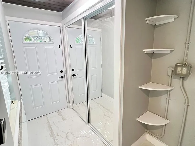511 N 70th Way — Photo 2