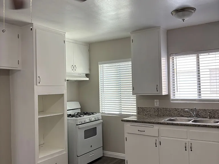 13425 Mulberry Dr — Photo 2