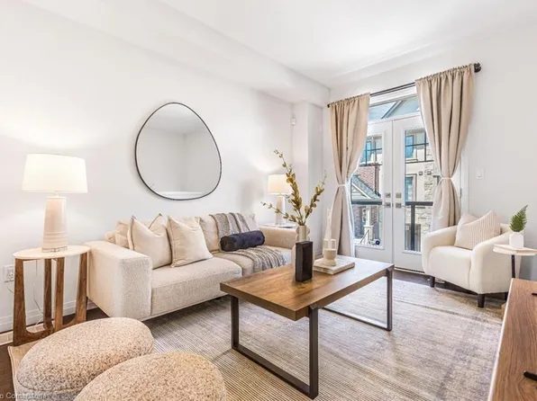 9 Pringle Ln, Hamilton, ON L9G 0H2