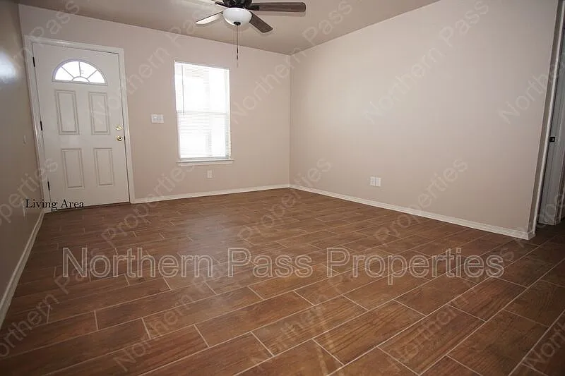 3 bed, 2.0 bath, 972 sqft, $1,325 — Photo 2