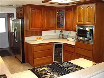 4th image of 586 Garden St