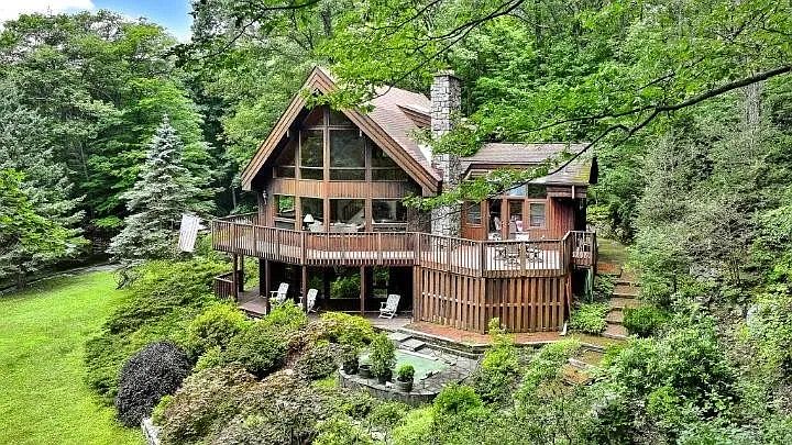 1st image of 20 Deer Ridge Rd