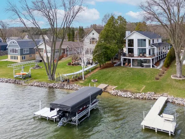 5530 West Lake DRIVE, West Bend, WI 53095