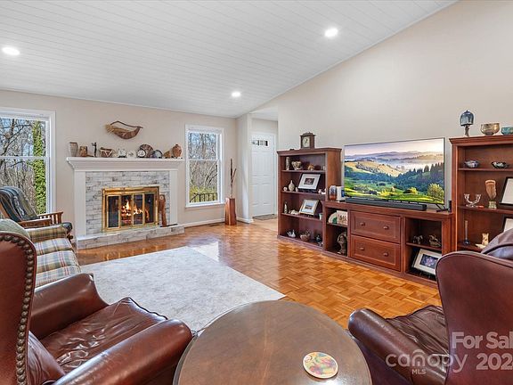 5th image of 505 Oakwilde Dr