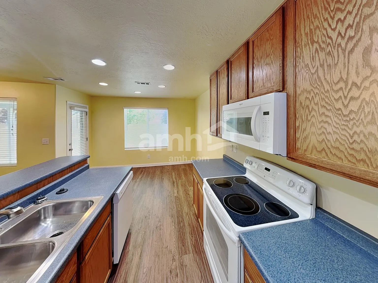 3 bed, 3.0 bath, 1879 sqft, $2,715 — Photo 4