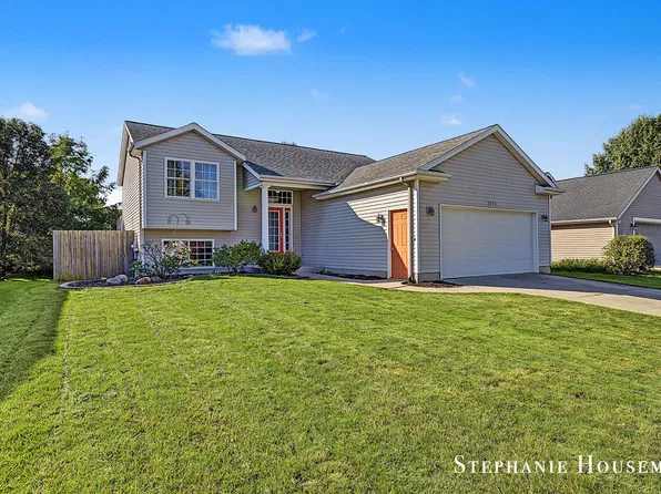 3072 Stonewood St NW, Grand Rapids, MI 49504
