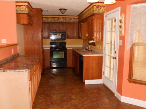 3rd image of 605 Holiday Dr