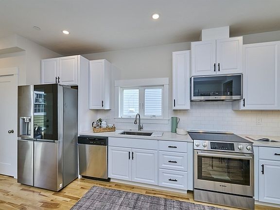 3rd image of 17 Macarthur St