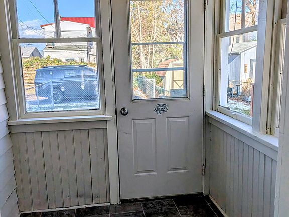 3rd image of 318 Linden St