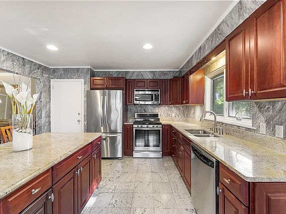 5th image of 600 Irvington Ave