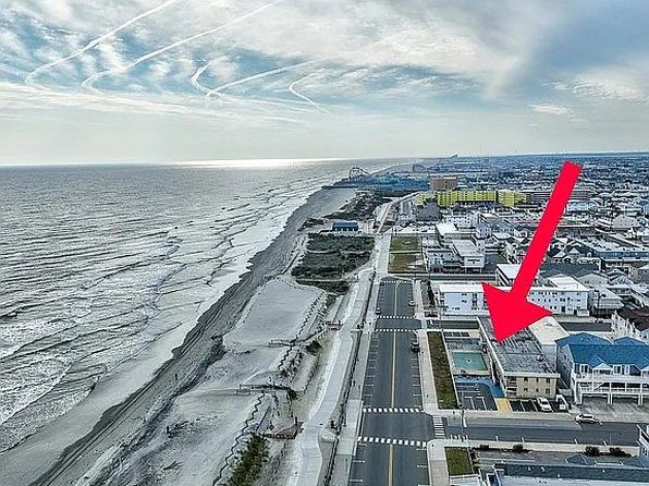 1100 Kennedy Dr #204