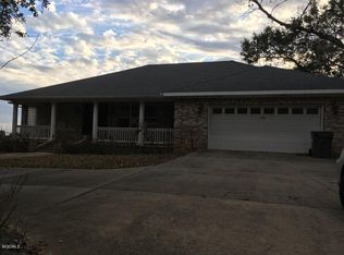 1533 Oak Leaf Cir, Gautier, MS 39553