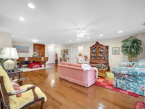 4th image of 910 Ridge Rd Unit 306