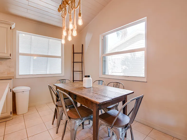 1161 Coates Ln — Photo 11