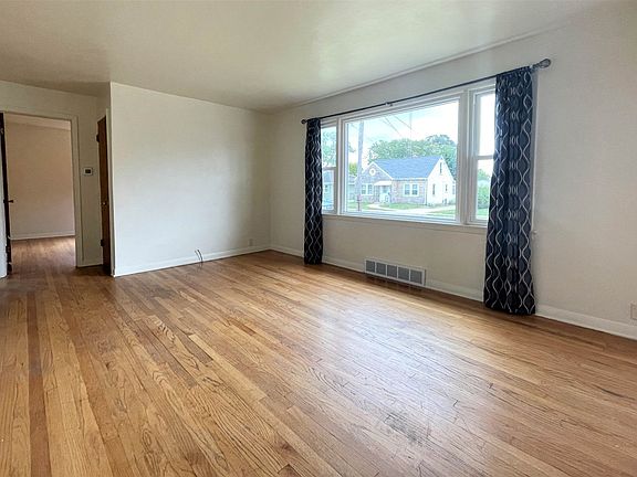 3rd image of 834 Merrill Ave