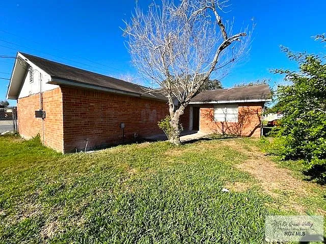 902 Travis St — Photo 3