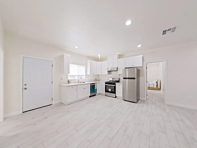 10572 Chamberlain Ave — Photo 7