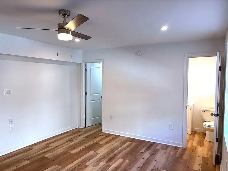 Sherwood Court Apartments — Photo 18