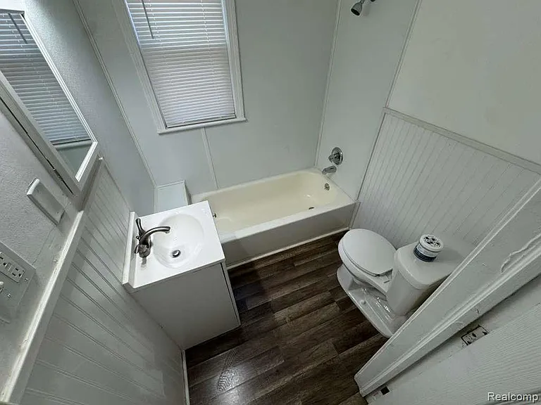 8734 Chalmers Ave — Photo 6